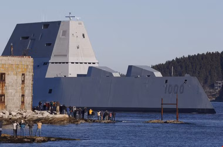 Với đạn pháo có điều khiển LRLAP, siêu hạm DDG-1000 Zumwalt có hiệu quả cao trong việc chống lại một loạt các mục tiêu khác nhau như tàu chiến đối phương, các mục tiêu ven biển, thậm chí là các mục tiêu nằm sâu trong đất liền. Do đạn pháo được điều khiển nên xác suất tiêu diệt mục tiêu rất cao qua đó giảm số lượng đạn cần sử dụng cho một mục tiêu vừa tiết kiệm chi phí vừa tạo tâm lý hoang mang cho đối phương. Pháo hạm AGS được coi là một cuộc cách mạng trong pháo binh, một giải pháp thay thế hiệu quả với chi phí thấp so với các tên lửa đang được sử dụng hiện nay.