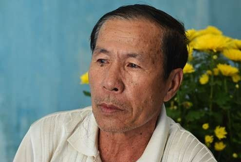 Ông Võ Duy Linh (bố anh Võ Duy Nghiêm) thẫn thờ lo cho số phận con trai sau vụ việc bị tạt axit, cắt gân chân.