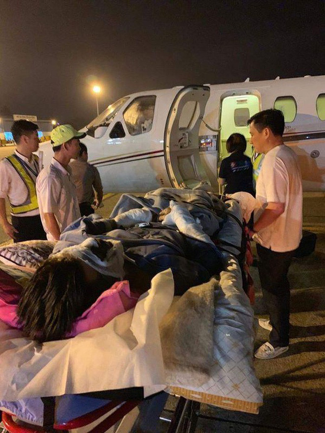 Chiều tối ngày 15/2, công ty bảo hiểm điều máy bay cứu thương đưa hai nạn nhân sang Thái Lan điều trị.
