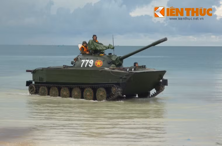 Bên cạnh đó, Hải quân Đánh bộ Việt Nam còn có các xe tăng bơi K63-85 được Trung Quốc sản xuất theo mẫu PT-76 nhưng có cải tiến. Ảnh: Xe tăng bơi K63-85 của QĐND Việt Nam diễn tập ở Phú Quốc.