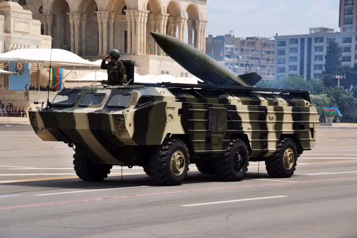 Ngoài ra, Azerbaijan sở hữu 3 bệ phóng tên lửa đạn đạo chiến thuật OTR-21 Tochka với số lượng tên lửa không xác định, tầm bắn 120km.