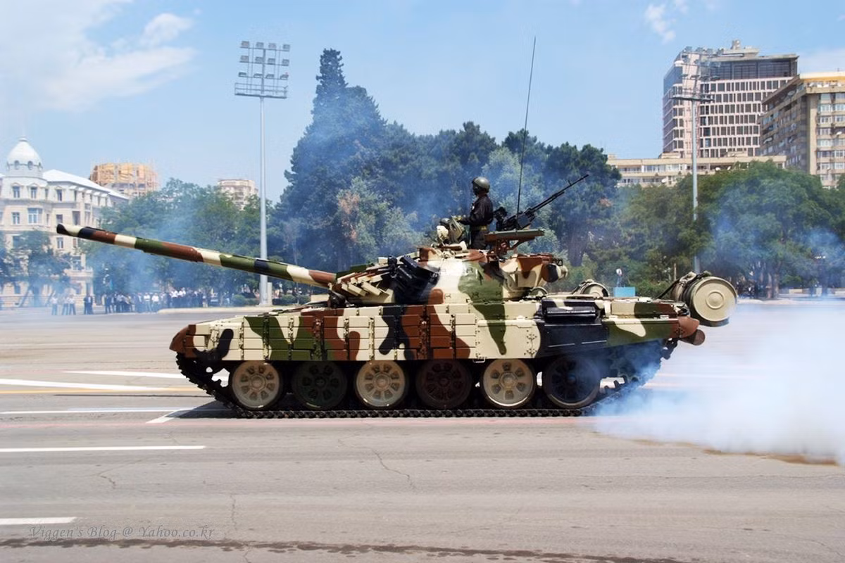 Quân đội Azerbaijan còn đầu tư nâng cấp gần hết số T-72 lên chuẩn T-72 Aslan (SIM-2) của hãng Elbit Systems. Cụ thể, xe tăng T-72 SIM-2 trang bị hệ thống định vị GPS/INS, hệ thống điều khiển hỏa lực hiện đại, module giáp phản ứng nổ mới, hệ thống tác chiến điện tử...