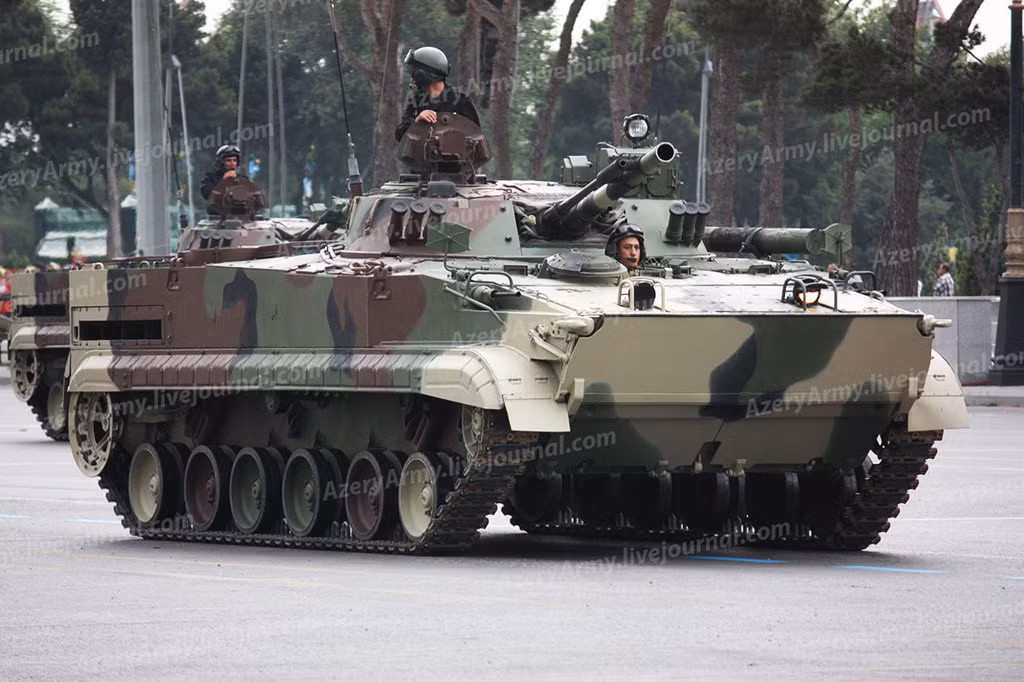 Armenia vẫn đang dùng các xe chiến đấu bộ binh BMP-1/2 cũ thì Quân đội Azerbaijan đã sớm đầu tư mua 104 xe chiến đấu bộ binh BMP-3M và nâng cấp 168 chiếc BMP-2 theo gói của Elbit Systems Israel.