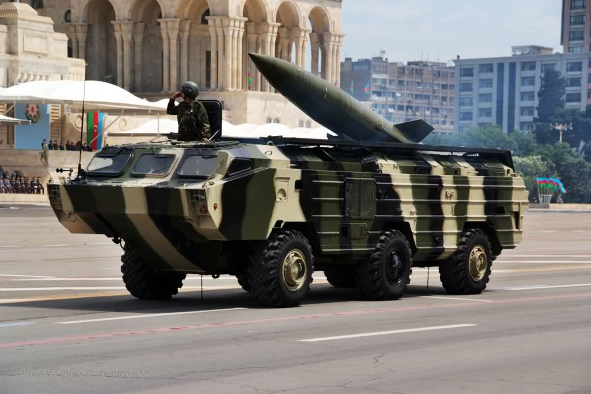 Ngoài ra, Azerbaijan sở hữu 3 bệ phóng tên lửa đạn đạo chiến thuật OTR-21 Tochka với số lượng tên lửa không xác định, tầm bắn 120km.