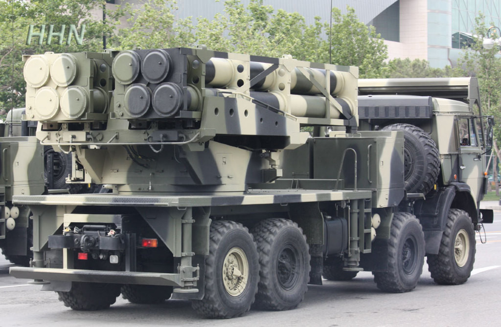 Tuy Armenia sở hữu kho tên lửa đạn đạo lớn hơn, tuy nhiên Azerbaijan cũng “không phải dạng vừa”. Nước này đã mua ít nhất 30 bệ phóng pháo phản lực module IMI Lynx của Israel với 50 quả đạn tên lửa đạn đạo dẫn đường GPS EXTRA có tầm bắn 150km, độ chính xác rất cao.