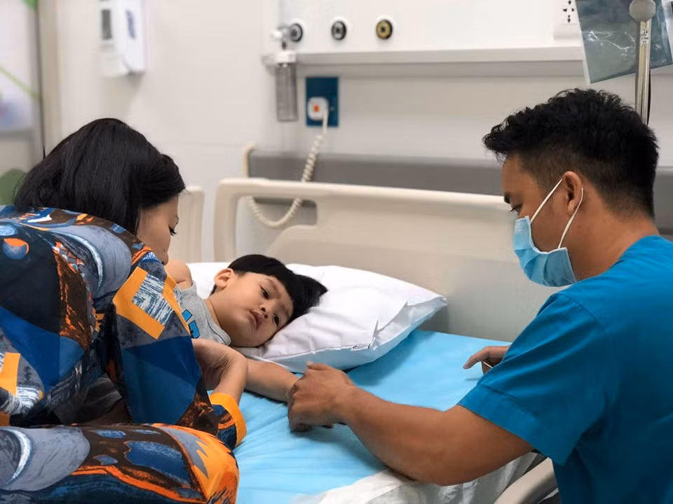 Ngoc Lan dap tra gat khi bi chi trich khong biet cach day con-Hinh-4