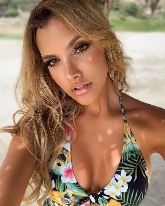 Tại đêm chung kết Hoa hậu Hòa bình Quốc tế 2019, Veronica cũng có mặt ở hàng ghế khán giả để cổ vũ và cập nhật kết quả dự thi của chị trên trang cá nhân.