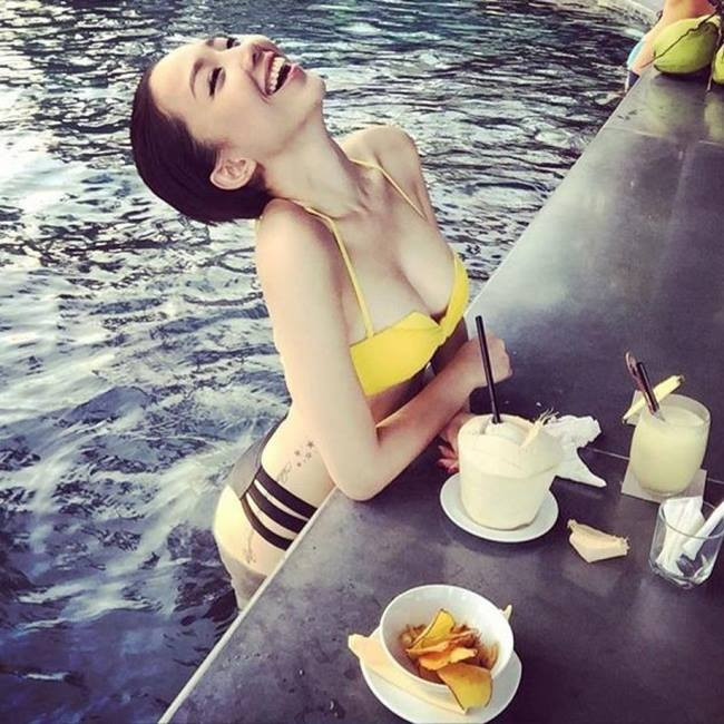 Được biết phẫu thuật tháo túi ngực đơn giản hơn nhiều so với nâng, thậm chí có thể thực hiện ngay trong phòng khám với túi ngực bằng nước muối bằng cách rút nước ra.