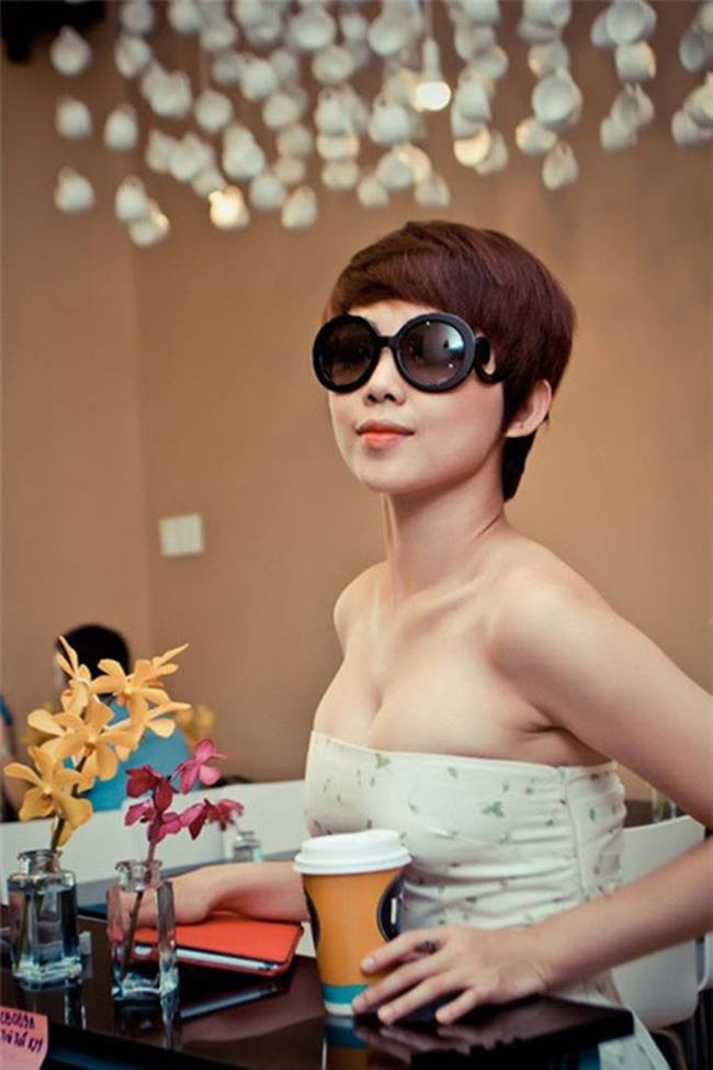 Vòng 1 thuở còn lớn của Tóc Tiên được cô o ép trong những trang phục chặt ních với áo quây.