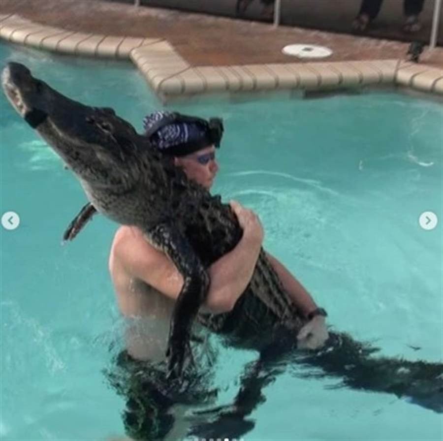 Thay ca sau trong be boi, nguoi dan ong lam chuyen ai cung 