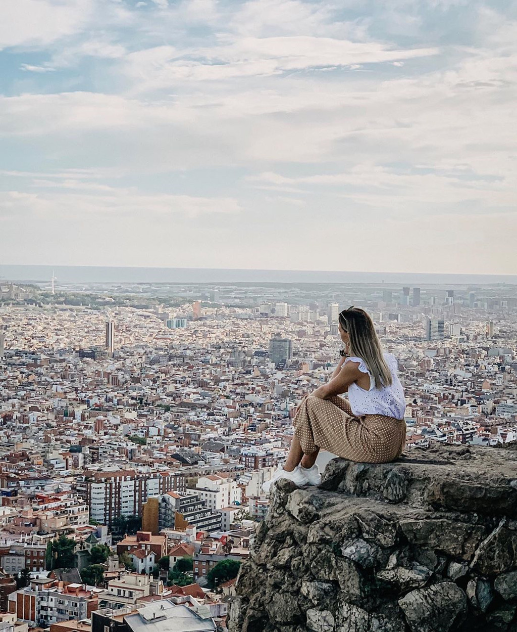 Theo Local, luật pháp Tây Ban Nha từng không có quy định nào cấm khỏa thân công cộng, do đó nó luôn được cho phép. Hiện, thành phố Barcelona ban hành luật cấm khoe thân trên đường phố. Mức phạt tùy thuộc vào độ nhạy cảm của khu vực có cá nhân vi phạm. Cá nhân có thể bị phạt tiền từ 131-549 USD. Ảnh: Wonderlust.barcelona, Allaboutjanine_.