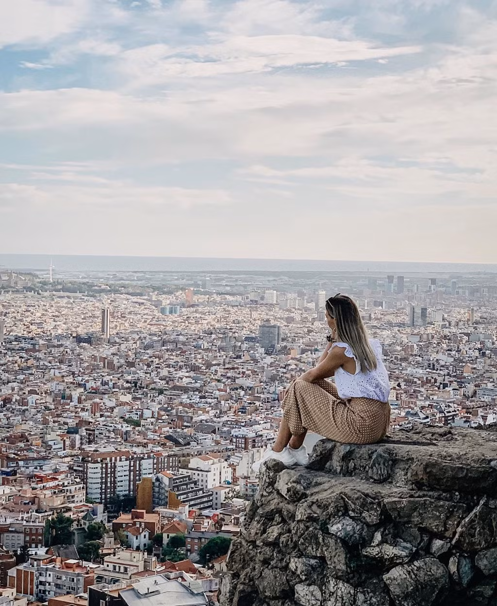 Theo Local, luật pháp Tây Ban Nha từng không có quy định nào cấm khỏa thân công cộng, do đó nó luôn được cho phép. Hiện, thành phố Barcelona ban hành luật cấm khoe thân trên đường phố. Mức phạt tùy thuộc vào độ nhạy cảm của khu vực có cá nhân vi phạm. Cá nhân có thể bị phạt tiền từ 131-549 USD. Ảnh: Wonderlust.barcelona, Allaboutjanine_.