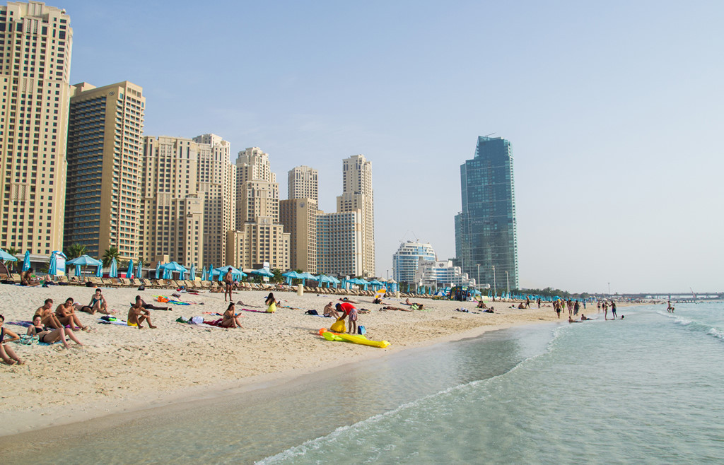 Năm 2008, Dubai (UAE) đã đề ra các quy định cấm phụ nữ để ngực trần hoặc khoe thân phản cảm trên các bãi biển. Một số bãi biển được đặt biển cảnh báo du khách. Tuy nhiên, các quy định chỉ dừng lại ở việc nhắc nhở mà không có hình phạt cụ thể nào được đưa ra. Quy định này được đưa ra vì người dân địa phương nhiều lần phàn nàn với chính quyền tình trạng du khách quốc tế liên tục tắm nắng khỏa thân trên bãi biển công cộng. Ảnh: Lonely Planet.