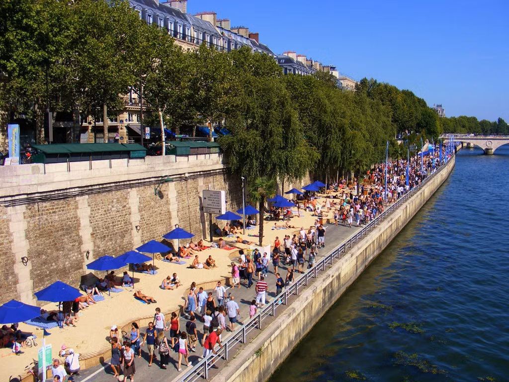 Theo trang Local (Pháp), các điểm du lịch bên bờ biển Riviera và Atlantic (Pháp) là nơi du khách có thể thoải mái ở trần, nhưng tại bãi biển nhân tạo dọc sông Seine ở Paris, khỏa thân bị coi là phạm luật. Ngoài ra, những buổi triển lãm tình dục ở địa điểm công cộng, đông người cũng bị coi là bất hợp pháp. Đơn vị tổ chức có thể bị phạt khoảng 15.000 USD. Ảnh: Traveller.