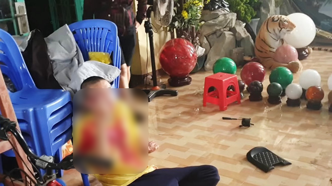 Nguoi phu nu mac cong an can ngan van lao vao danh su thay Tinh that Bong Lai-Hinh-4