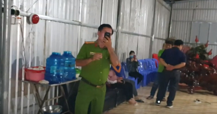 Nguoi phu nu mac cong an can ngan van lao vao danh su thay Tinh that Bong Lai-Hinh-2