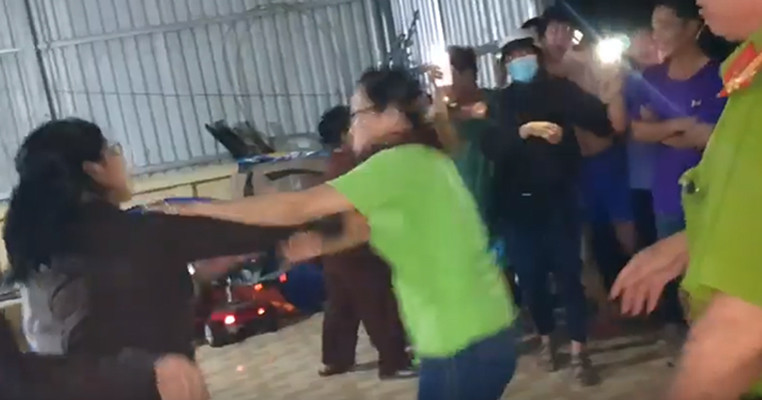 Nguoi phu nu mac cong an can ngan van lao vao danh su thay Tinh that Bong Lai