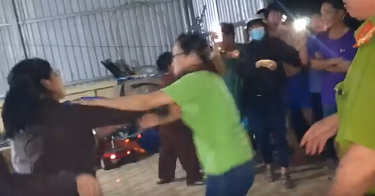 Nguoi phu nu mac cong an can ngan van lao vao danh su thay Tinh that Bong Lai