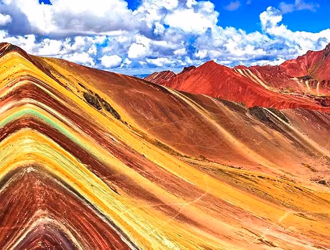 Khu vực lân cận xung quanh ngọn núi cầu vồng đặc biệt này là nơi sinh sống của những người chăn lạc đà không bướu và lạc đà alpaca. Họ là một trong số ít nhóm người du mục còn lại trên hành tinh này. Có thể nói rằng, trước khi ngọn núi này gây được sự chú ý thì nơi này hoàn toàn là một nơi hoang dã và một số ít người sinh sống trong nghèo đói