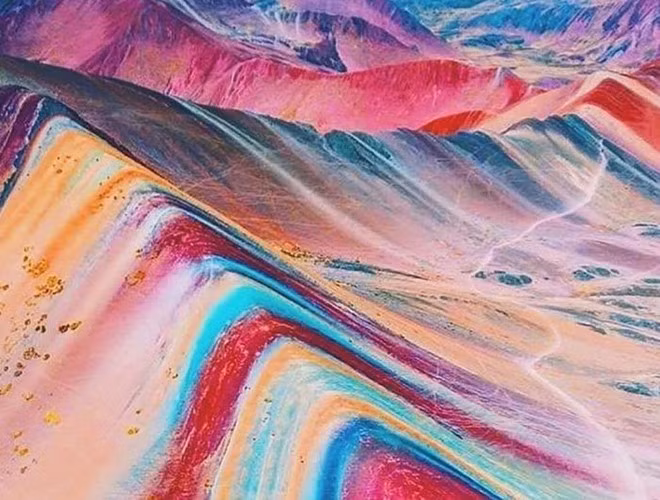 Màu đỏ của dãy núi cầu vồng được tạo nên từ đất sét giàu sắt, màu xanh là hợp chất của Phyllit và đất sét giàu magie và sắt, màu nâu là cuội kết từ đá với magie và màu vàng là từ sa thạch vôi giàu sunfua. Người dân địa phương biết về sự tồn tại của "núi Cầu vồng" này từ nhiều thập kỷ trước, trước khi nó được coi như là một điểm tham quan thu hút khách du lịch. Nhưng họ cũng không quá mong đợi gì nhiều vì để đến được nơi đây là cả một sự thử thách