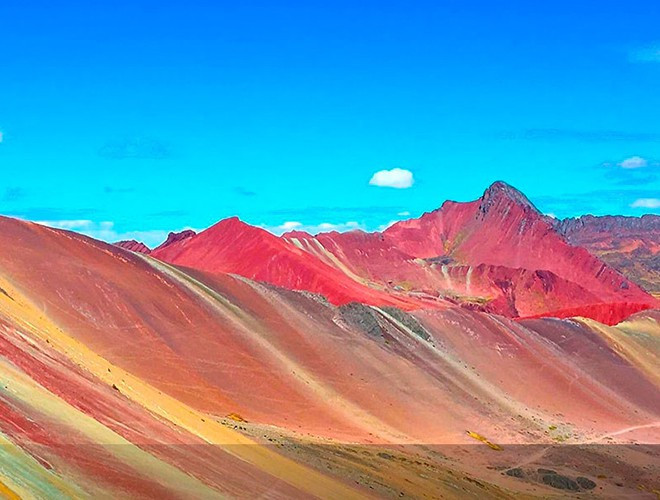 Đây là một địa điểm du lịch thu hút được một lượng lớn khách du lịch, nhất là vào mùa khô (tháng 8) khi du khách có thể dễ dàng quan sát toàn bộ cảnh quan và màu sắc của núi này. Màu sắc của núi có được chính là nhờ các khoáng chất tại đây: màu hồng là từ đất sét đỏ pha trộn với cát và đá bùn, màu trắng từ đá sa thạch và các loại đá giàu canxi cacbonat