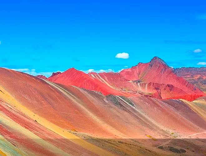 Đây là một địa điểm du lịch thu hút được một lượng lớn khách du lịch, nhất là vào mùa khô (tháng 8) khi du khách có thể dễ dàng quan sát toàn bộ cảnh quan và màu sắc của núi này. Màu sắc của núi có được chính là nhờ các khoáng chất tại đây: màu hồng là từ đất sét đỏ pha trộn với cát và đá bùn, màu trắng từ đá sa thạch và các loại đá giàu canxi cacbonat