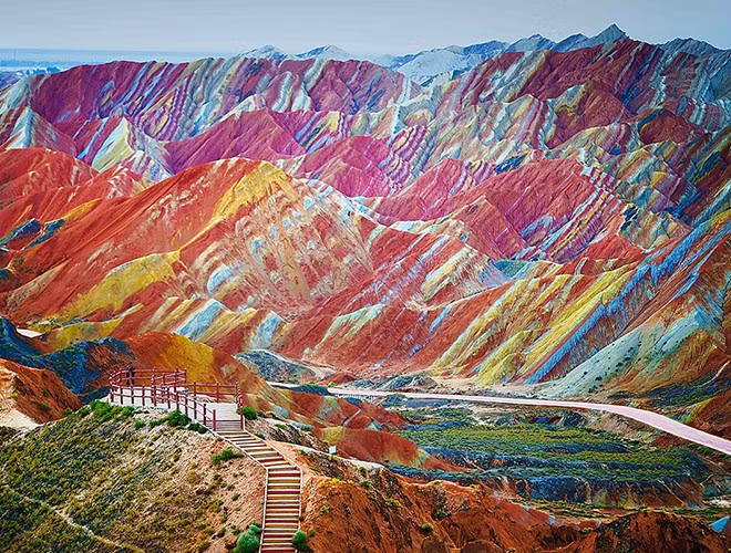 Trong suốt hành trình gần một tuần để lên đến đỉnh núi, khách du lịch sẽ được thăm thú làng quê địa phương, tắm suối nước nóng, ngắm nhìn cảnh quan tuyệt đẹp của sông băng Ausangate và loài lạc đà cừu Alpacas. Cho đến thời điểm hiện tại chưa có một lời giải thích hợp lý chính thức nào về việc vì sao ngọn núi Vinicunca lại có nhiều màu sắc cầu vồng sặc sỡ như vậy. Nhiều người cho rằng, đây là kết quả do biến đổi khí hậu mang lại.