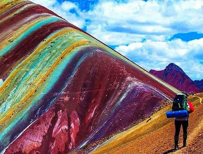 Người bản địa cho rằng, để có được những khoảnh khắc đẹp nhất, du khách nên tới sau 15h, thời điểm vàng là 15-18h, lúc ánh nắng vừa phải. Mặt khác, du khách đến tham quan "núi Cầu vồng" không chỉ vì cảnh quan đẹp rực rỡ mà còn ở điều kiện khí hậu có không khí vô cùng trong lành và những trải nghiệm mới lạ