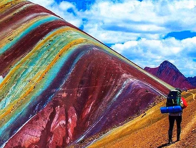 Người bản địa cho rằng, để có được những khoảnh khắc đẹp nhất, du khách nên tới sau 15h, thời điểm vàng là 15-18h, lúc ánh nắng vừa phải. Mặt khác, du khách đến tham quan "núi Cầu vồng" không chỉ vì cảnh quan đẹp rực rỡ mà còn ở điều kiện khí hậu có không khí vô cùng trong lành và những trải nghiệm mới lạ