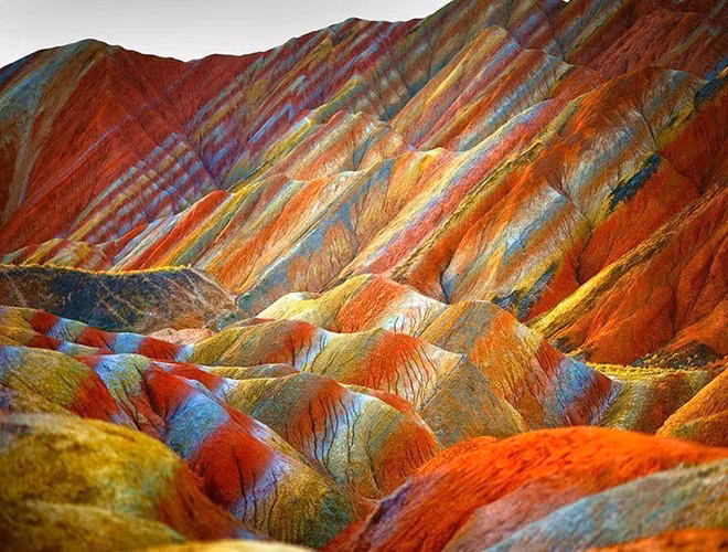 Do là núi đá nên Vinicunca không có cây cối hay trạm dừng chân, du khách sẽ đi dọc theo "sống khủng long" - tức là phần đỉnh núi thoai mải nhằm lựa chọn góc máy đẹp nhất để chụp ảnh. Núi Vinicunca thu hút du khách ngay từ những bức ảnh quảng cáo. Tuy nhiên, chúng ít nhiều cũng đã được xử lý qua sắc độ, màu sắc để khiến cho thêm rực rỡ.