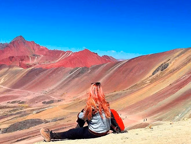 Thế nhưng, dù chỉ mới được phát hiện từ 5 năm trước nhưng Vinicunca đã nhanh chóng thành điểm đến không thể bỏ qua cho những người thích leo núi và những cặp đôi yêu nhau. Ước tính mỗi ngày có hơn 1.000 du khách tới thăm dãy núi đặc biệt này, làm cho du lịch địa phương phát triển.