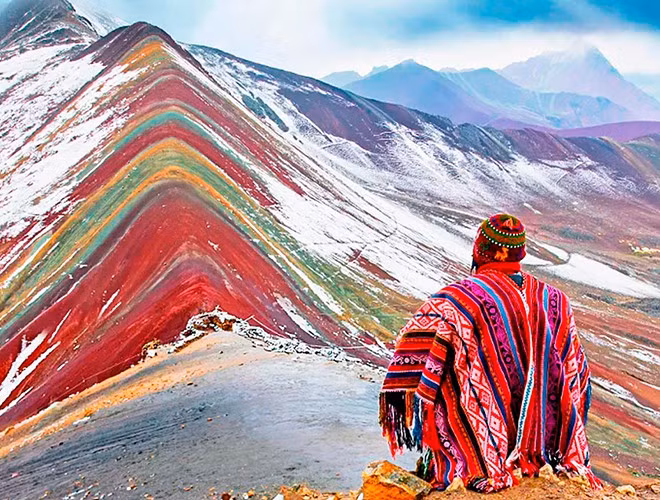Chính điều này đã khiến nhiều người lo lắng khi tới nơi, ngọn núi ngoài thực tế không ảo diệu được như trên hình. Tuy nhiên, theo những người đã tới đây, màu sắc của ngọn núi sẽ thay đổi bởi ánh sáng. Được biết, dưới ánh nắng mặt trời, từng dải màu đan xen nhau rực rỡ trên sườn núi Vinicunca tựa như bức tranh sáp màu khổng lồ