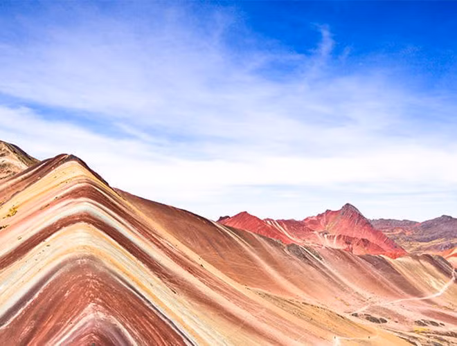  Dãy núi Willkanuta ở Peru là một phần của Andes – dãy núi lục địa dài nhất thế giới. Tại nơi này, một ngọn núi đặc biệt đã làm nức lòng không biết bao nhiêu du khách và nhiếp ảnh gia – ngọn núi cầu vồng Vinicunca. Vinicunca được biết đến là một dãy núi có diện mạo vô cùng độc đáo. Mỗi đỉnh núi trong khu vực được bao phủ bằng nhiều dải màu sắc sặc sỡ như xanh pastel hiền hoà, đỏ mãnh liệt, xanh lá cây, hồng và vàng