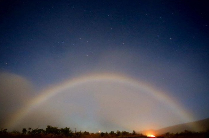 Cầu vồng có thể xuất hiện vào ban đêm. Trong trường hợp này, chúng được gọi là moonbows.
