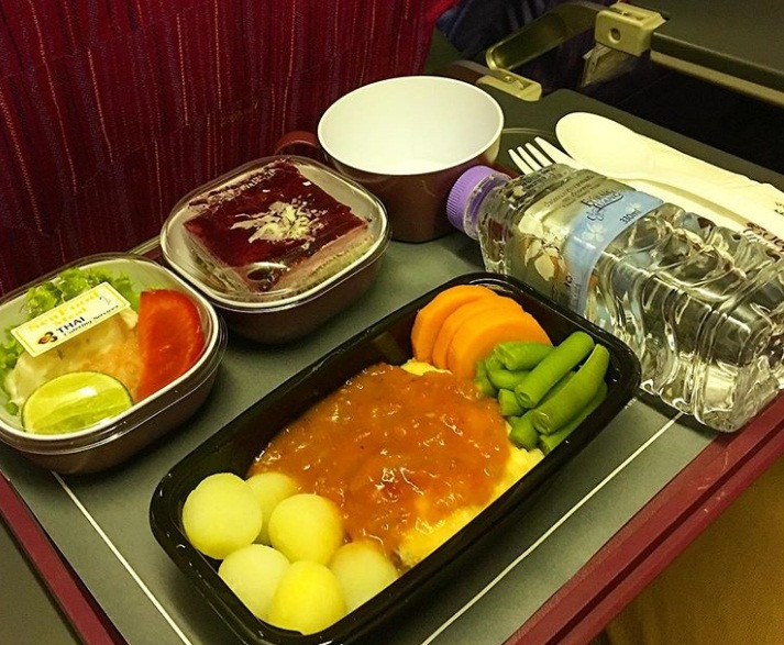 Thực phẩm máy bay không ngon lắm vì không khí khô và áp suất thấp làm giảm độ nhạy cảm của vị giác của bạn khoảng 30%.