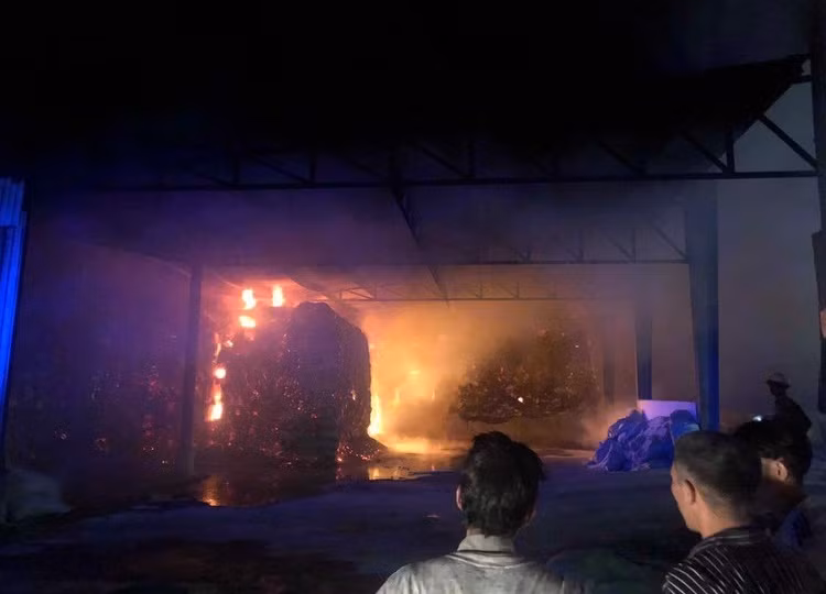 Chay lon o Nha may tinh bot san tai Gia Lai, hang chuc tan san pham bi thieu rui