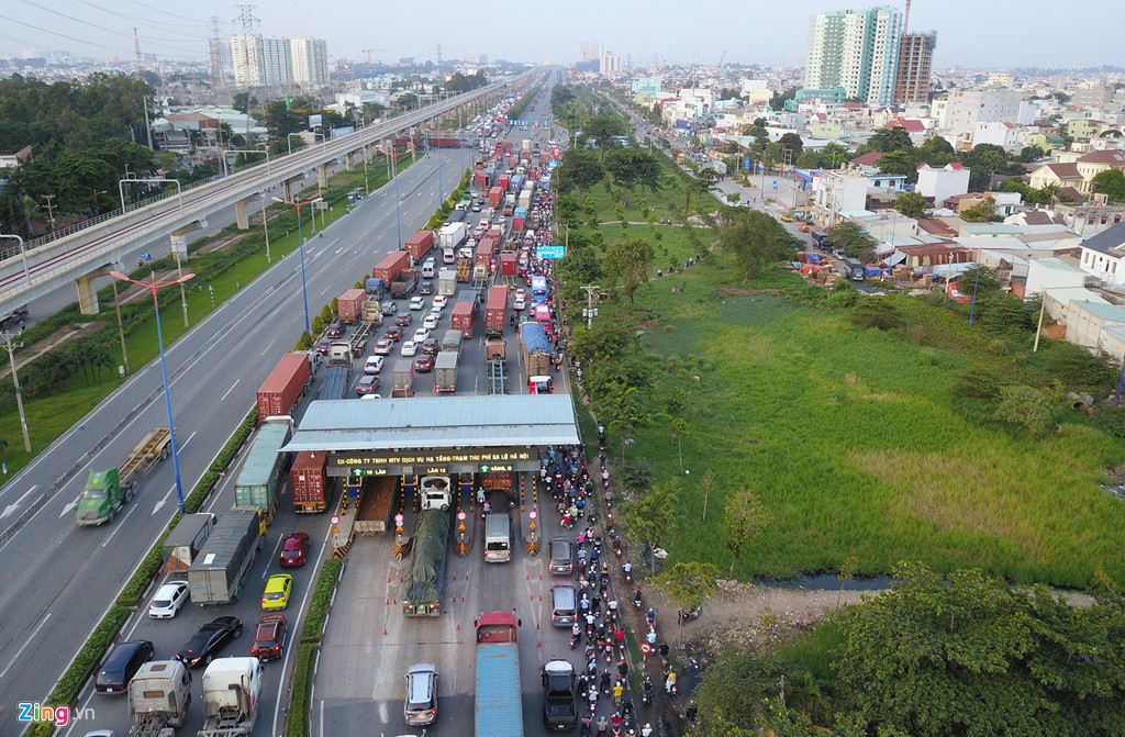 Trên Xa lộ Hà Nội, trong khi hướng vào cụm cảng, qua ngã tư MK xe cộ xếp nhiều hàng kéo dài cả cây số thì hướng ngược lại không có xe chạy. Đường song hành Xa lộ Hà Nội đoạn gần cầu Rạch Chiếu chưa được thi công khiến xe máy phải chen chúc với ôtô lấn làn, di chuyển rất khó khăn.