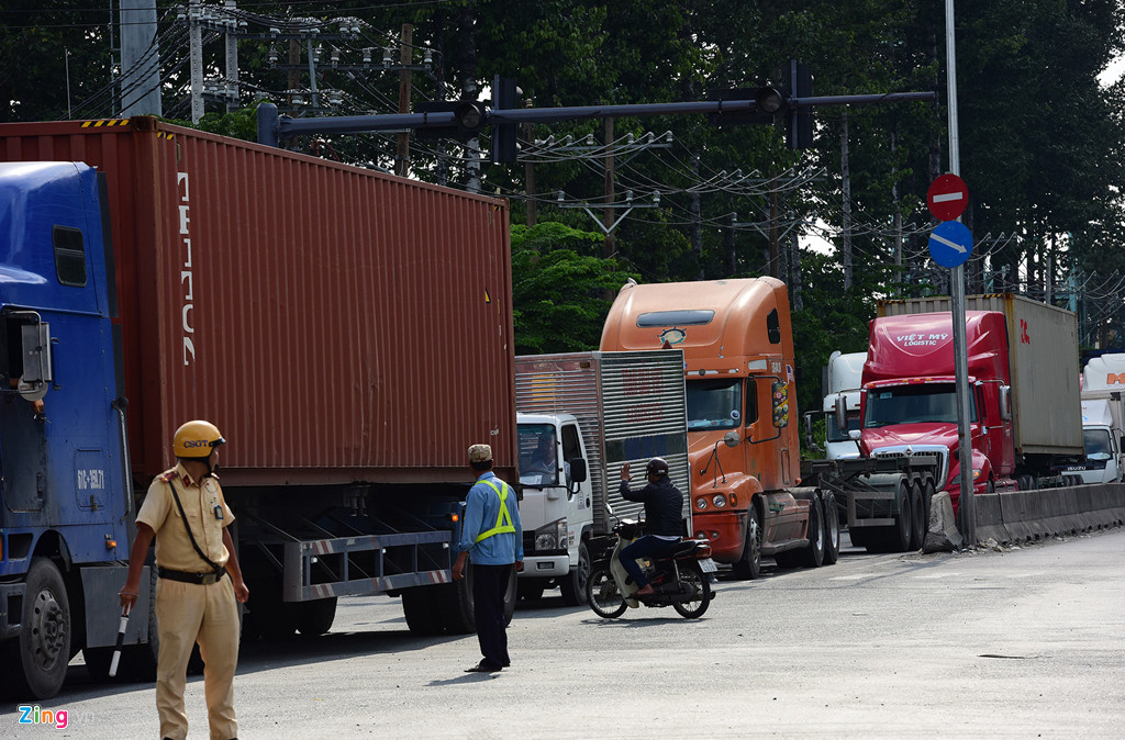 Bên cạnh đó, do chờ đèn đỏ quá lâu, nhiều người đi xe máy liều mình chạy cắt ngang đầu xe tải, container. Đây cũng là điểm đen về tại nạn, ùn tắc giao thông nhiều năm qua ở cửa ngõ phía đông thành phố. Ngã tư này thường xuyên có lực lượng CSGT, Thanh niên xung phong túc trực nhưng do lượng xe quá đông, đặc biệt rất nhiều container nên việc điều tiết giao thông gặp nhiều khó khăn.