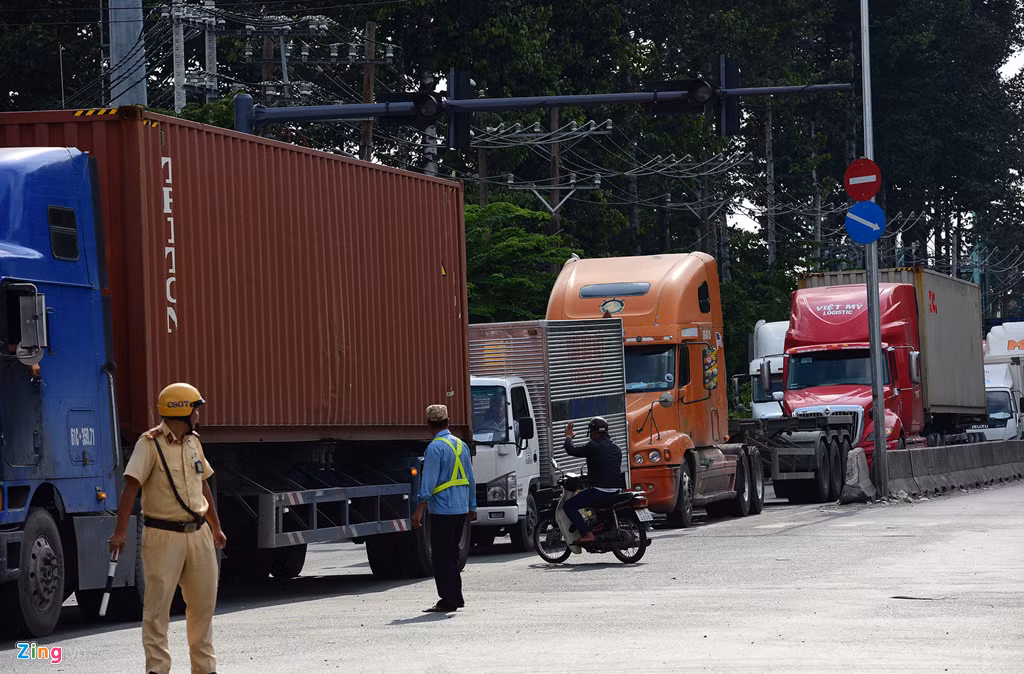 Bên cạnh đó, do chờ đèn đỏ quá lâu, nhiều người đi xe máy liều mình chạy cắt ngang đầu xe tải, container. Đây cũng là điểm đen về tại nạn, ùn tắc giao thông nhiều năm qua ở cửa ngõ phía đông thành phố. Ngã tư này thường xuyên có lực lượng CSGT, Thanh niên xung phong túc trực nhưng do lượng xe quá đông, đặc biệt rất nhiều container nên việc điều tiết giao thông gặp nhiều khó khăn.