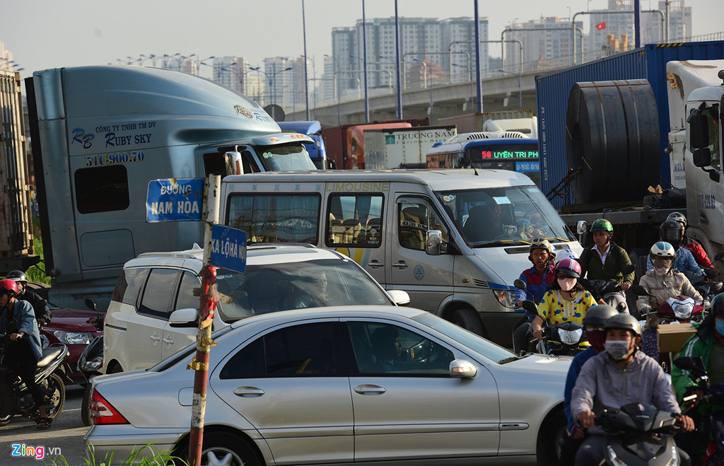 Tầng tầng lớp lớp các loại phương tiện chen chúc, xung đột nhau tại giao lộ đường Nam Hòa với Xa lộ Hà Nội vào giờ cao điểm chiều.