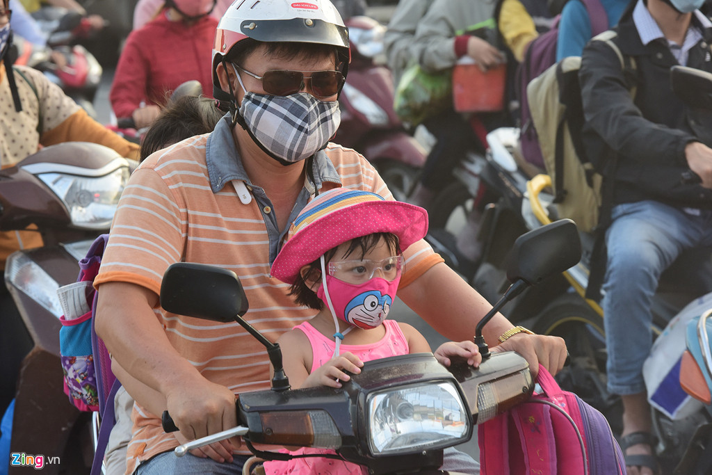 Đoạn đường dày đặc container, xe cộ đông đúc, bụi bay mịt mù khiến việc di chuyển qua lại mỗi ngày ra vào trung tâm thành phố trở thành nỗi ám ảnh của người dân khu vực quận 9, Thủ Đức.