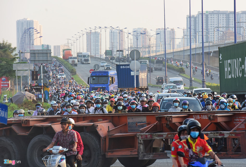 Vào giờ cao điểm sáng và chiều, lượng xe máy di chuyển qua khu vực này rất lớn, thường xuyên bị các xe đầu kéo ra vào các cảng Sotrans, Phước Long... bên Xa lộ Hà Nội cắt ngang.