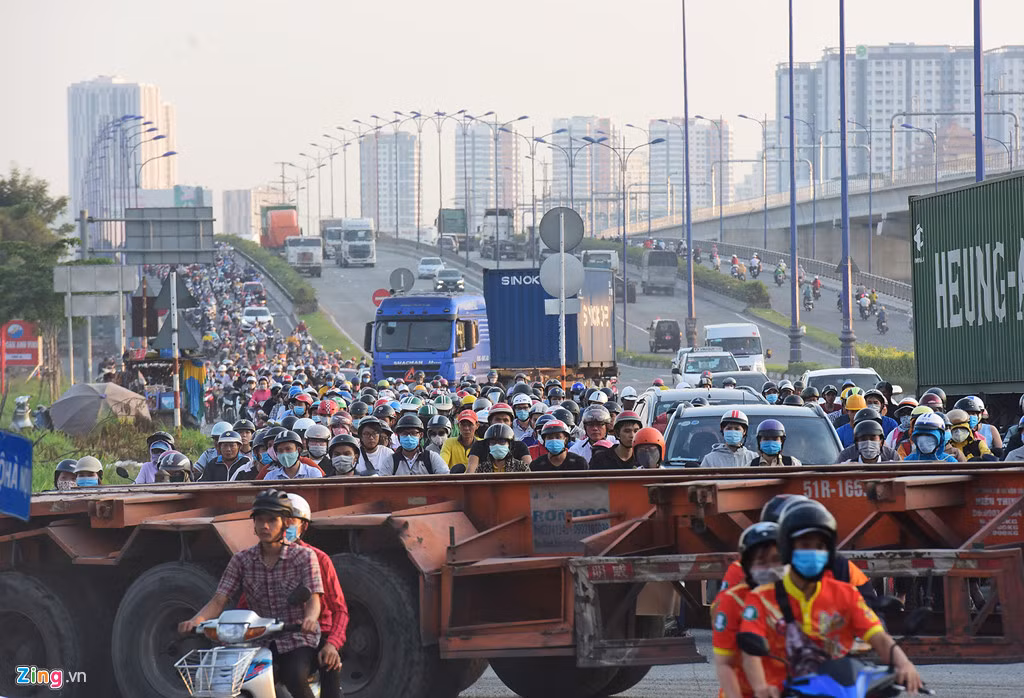 Vào giờ cao điểm sáng và chiều, lượng xe máy di chuyển qua khu vực này rất lớn, thường xuyên bị các xe đầu kéo ra vào các cảng Sotrans, Phước Long... bên Xa lộ Hà Nội cắt ngang.