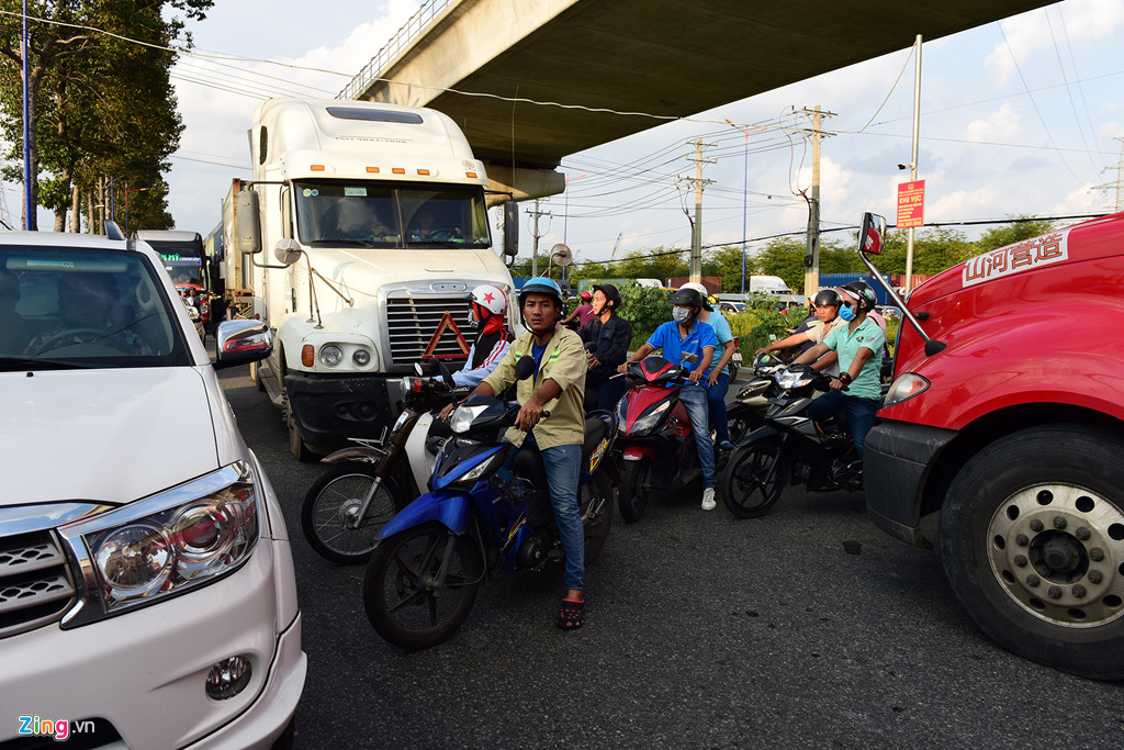 Tại giao lộ đường số 2 vào cảng Phúc Long với đường Nguyễn Văn Bá, song hành Xa lộ Hà Nội, các phương tiện thường xuyên bị chôn chân vào giờ cao điểm khi container xếp hàng dài vào cảng. Người chạy xe máy luôn bị bao vây bởi các loại ôtô, xe đầu kéo.