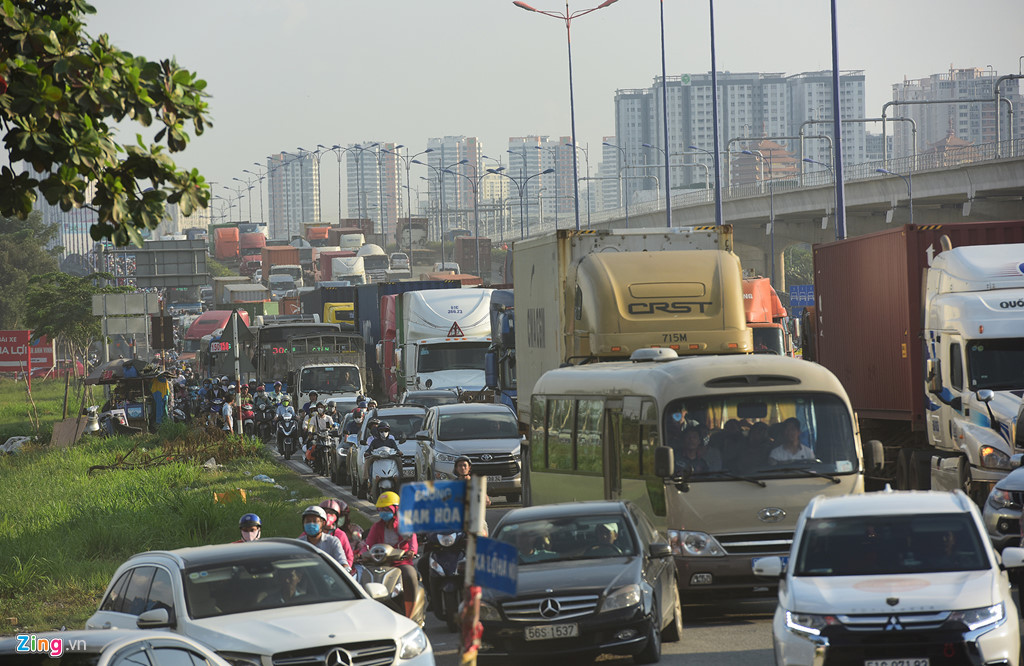 Không chỉ vào mùa cao điểm hàng hóa, các cảng bị quá tải, tình trạng ùn tắc giao thông cũng thường xuyên xảy ra trên các tuyến đường kết nối vào cảng như Xa lộ Hà Nội, đường số 1, số 2, Tây Hòa, Nam Hòa.