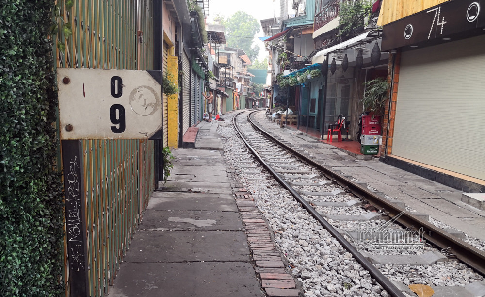 Phố cà phê đường tàu vắng hoe