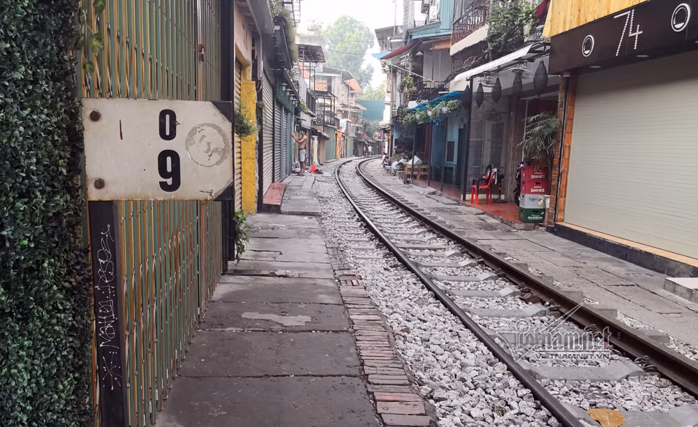 Phố cà phê đường tàu vắng hoe