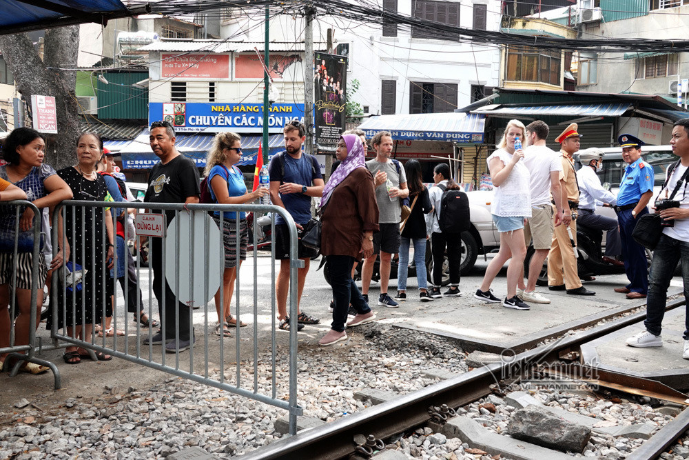 Cảnh sát đã triển khai các chốt, thì những người dân sống ở hai bên ven đường sắt vẫn đi lại bình thường và những người dân có trách nhiệm tuyên truyền vận động khách trong và ngoài nước vận động khách du lịch không vào khu vực hành lang đường sắt đảm bảo tính mạng cho chính mình và người tham gia giao thông.