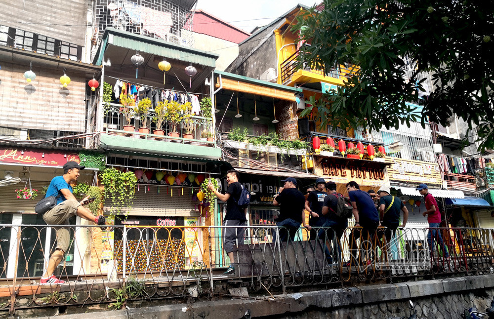 Ông Lê Tuấn Anh, chủ quán cà phê Railway cho hay, quán có treo biển giờ tàu chạy ngay cửa quán để du khách biết được, ngày thường 19h mới có tàu chạy, còn thứ 7 và chủ nhật thì có tàu chạy cả ngày đêm.