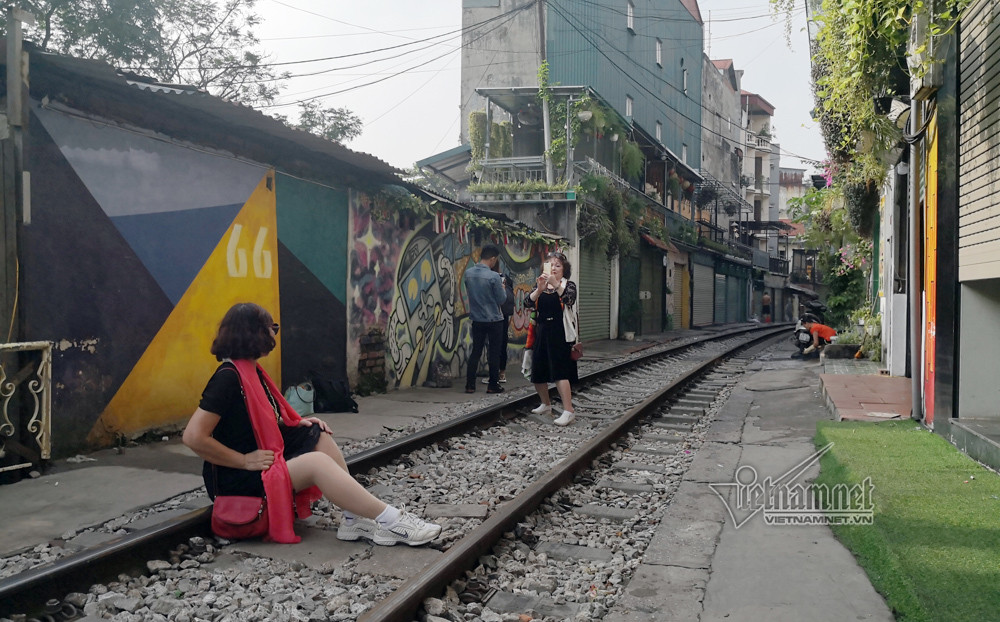 “Quán có kẻ vạch để du khách biết đứng ở vị trí an toàn”, ông Tuấn Anh nói và cho hay, có những du khách mải chụp ảnh, ra ngoài vị trí hành lang thì sẽ dùng tiếng anh tuyên truyền, thậm chí kéo du khách vào.